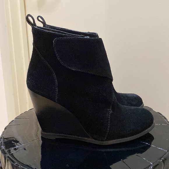 BCBGeneration wedge heels. Suede body. Velcro closure at the top - Picture 2 of 3